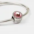 Charms de cristal rosa facetado con detalles de corazones en pulsera de serpiente - Rosa