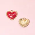 Colgante de corazón en esmalte rosa con texto KISS ME dorado para bisutería DIY - Corazón KISS ME