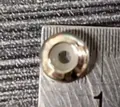 Perle d'arrêt en anneau doré pour bracelet, montrée avec règle pour échelle 8-10mm - Or