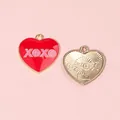 Colgante corazón de esmalte rojo con texto XOXO y reverso dorado texturizado para bisutería - Amuleto XOXO Rojo