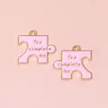 Colgantes de puzzle en esmalte rosa chapados en oro con grabado 'You complete me' - Rompecabezas Rosa