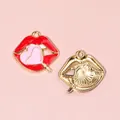 Colgante de bisutería DIY con labios rojos y piruleta de corazón rosa en dorado - Corazón de Labios Rojo