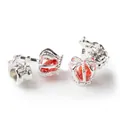 Pendientes de corona de plata con una gema roja en forma de corazón en fondo blanco - Rojo