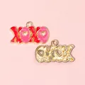 Colgante XOXO de metal rosa y rojo con recorte de corazón para hacer bisutería - XOXO Hueco Rojo