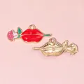 Colgante de labios rosas con rosa para joyas DIY en acabado de esmalte dorado - Labios Rojos con Rosa