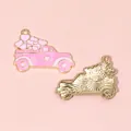 Colgante de camión rosa con corazón esmaltado y bordes dorados para joyería DIY - Camión de Flores Rosa