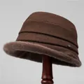 Elegante cappello a secchiello in lana marrone per anziane con bordo in finta pelliccia - M / caffè