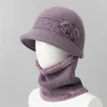 Detalle del conjunto de gorro de punto morado y calentador de cuello con forro polar - Gorro + Calentador de cuello / Taro