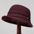 Cappello cloche in lana bordeaux per donne anziane con bordo in peluche e decoro metallico - M / Borgogna