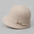 Berretto vintage francese in feltro di lana beige con elegante fibbia a catena dorata - M / Beige