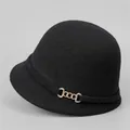 Dettaglio cappello da equitazione retrò francese in feltro di lana nero con fibbia dorata - M / Nero