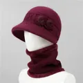 Detalle de conjunto de gorro y bufanda de punto rojo vino con elegante adorno floral - Gorro + Calentador de cuello / Burdeos