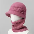 Detalle de conjunto de gorro y bufanda de punto para invierno con adornos florales - Gorro + Calentador de cuello / Rosa Empolvado