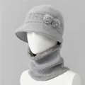 Detalle del gorro de punto gris y calentador de cuello con forro de piel sintética para ancianas - Gorro + Calentador de cuello / Gris