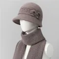 Conjunto de gorro de punto y bufanda de invierno para mujer con adorno floral - Gorro + Bufanda / Caqui