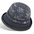 Detail van donkerblauwe zonnehoed met grijze bloemenprint en elegant metalen embleem - M / Blauw