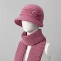 Detalle de conjunto de gorro y bufanda de punto rojo rosa con flores 3D para señoras - Gorro + Bufanda / Rosa Empolvado