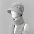 Detalle de conjunto de gorro y bufanda de punto gris suave para ancianas - Gorro + Bufanda / Gris