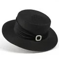 Detalle de sombrero de paja negro con cinta de satén y hebilla de perlas elegante - M (56-58cm) / Negro