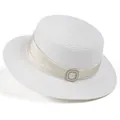Detalle de sombrero de paja blanco con cinta de satén y hebilla de perlas elegante - M (56-58cm) / Blanco
