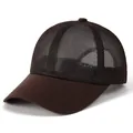 Detail van donkerbruine mesh trucker pet met ademende stof en zilveren metalen modeplaatje - Verstelbaar / koffiekleur