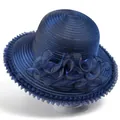 Détail d'un élégant chapeau de soleil en organza bleu marine avec volants et fleurs décoratifs - M / Bleu marine