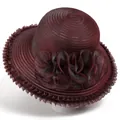 Détail d'un chapeau de soleil bordeaux en organza avec fleur et bord plissé élégant - M / Bordeaux