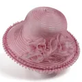 Détail d'un chapeau de soleil en organza rose avec grande fleur en maille et bord ondulé - M / Mauve