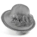 Détail d'un chapeau de soleil gris argenté avec fleur en organza et bord ondulé - M / Gris