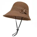 Detail van bruine geweven zonnehoed met parelstrikdecoratie en verstelbaar koord - M (56-58cm) / Khaki