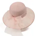 Dettaglio di cappello di paglia rosa con fiocco in organza e perle bianche per l'estate - M (56-58cm) / Rosa