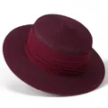 Gros plan détaillé d'un chapeau de paille bordeaux avec texture tressée et ruban élégant - M (56-58cm) / Bordeaux