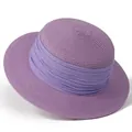 Vue détaillée de la texture de paille lavande et du ruban plissé sur le chapeau d'été - M (56-58cm) / Violet