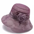 Detail van een paarse zonnehoed met handgemaakte organza bloem en mesh textuur op de rand - M / Paars