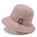 Detailopname van roze vissershoed met witte micropunten en een zwarte zijgesp decoratie - M (56-58cm) / Beige