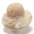 Detail van elegante organza bloem met kralen op een geweven zomerse zonnehoed - M / Beige