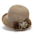 Detailansicht des gewebten Strohhuts in Khaki mit goldenem Satinband und Netzblume - M (56-58cm) / Khaki