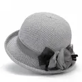 Nahaufnahme hellgrauer Sonnenhut mit eleganter Webstruktur und Netzblumenverzierung - M (56-58cm) / Grau