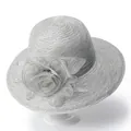 Dettaglio di un cappello da sole in organza grigia con grande decorazione floreale 3D - M / Grigio chiaro