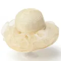 Détail du volant en organza et de la paille tressée sur un chapeau de soleil beige - M / Poche zippée