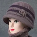 Conjunto de gorro y bufanda de punto para mujer con flores en color rojo vino - Sombrero individual / Taro
