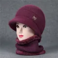 Détail de l'ensemble bonnet et écharpe en tricot violet avec doublure polaire et nœud perlé - Ensemble Bonnet et Écharpe / Mauve