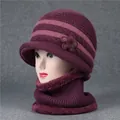 Detalle del forro de felpa grueso dentro del conjunto de gorro y bufanda de punto de invierno - Gorro + Calentador de cuello / Malva