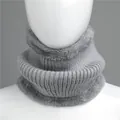 Détail du cache-col en tricot gris avec doublure épaisse en fausse fourrure sur mannequin - Gris