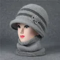 Detalle de conjunto de gorro de punto con flores y calentador de cuello con felpa - Gorro + Calentador de cuello / Gris