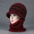 Detalle del gorro de invierno burdeos con forro grueso de pelo sintético y flor - Gorro + Calentador de cuello / Burdeos
