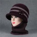 Detalle de conjunto de gorro y bufanda de punto para mujer con forro polar grueso - Gorro + Calentador de cuello / Púrpura