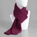 Dettaglio di una spessa sciarpa in maglia viola con trama a coste per l'inverno - 150x30cm / Malva