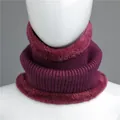 Détail du cache-col en tricot violet foncé avec bordure en fausse fourrure pour l'hiver - Mauve