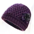 Gorro de invierno de punto violeta oscuro para mujeres mayores con detalles florales y forro - Talla Única (Circunferencia 56-60) / Estilo A Púrpura Con Forro De Felpa